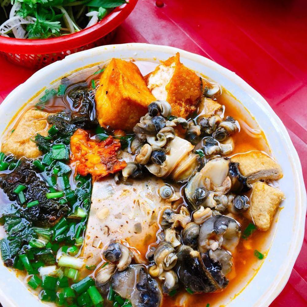 Bún ốc Hàng Chai - ăn vặt Hà Nội với nước dùng thơm ngon và ốc tươi