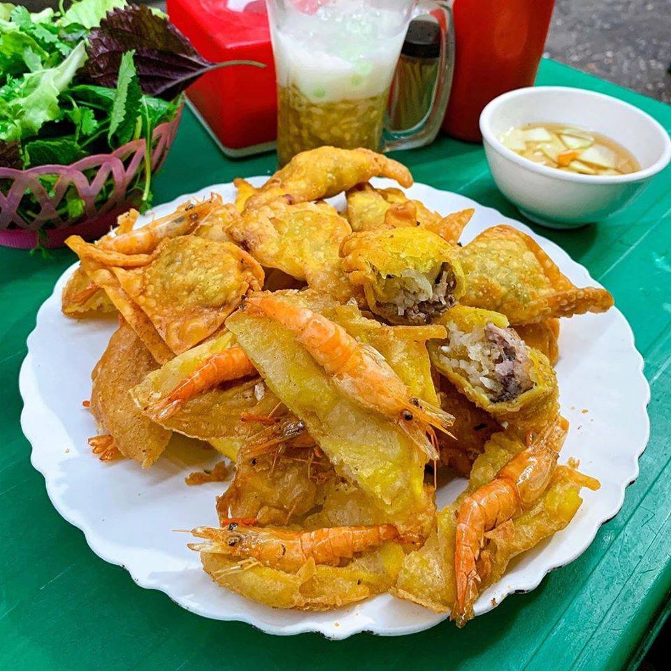 Bánh gối giòn rụm thơm ngon tại Hiền Hảo Hà Nội