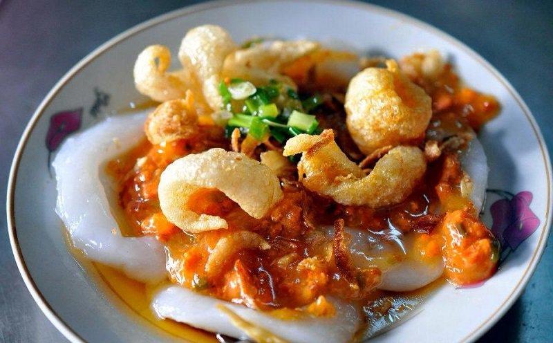 Bánh bèo chén mềm mịn với topping phong phú