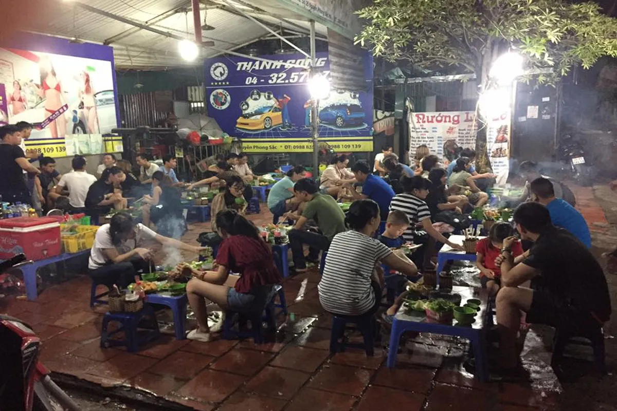 Quán nướng Lụi 26 đông khách trên phố Nguyễn Phong Sắc