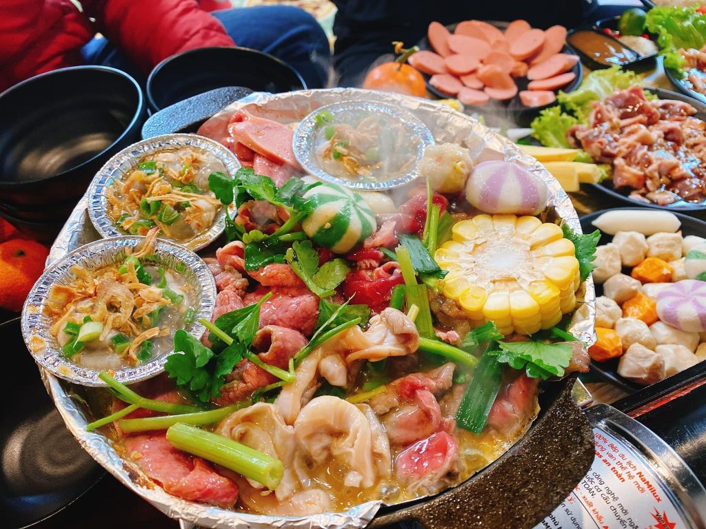 Sét nướng chảo gang đa dạng các loại thịt tại quán Tuyết