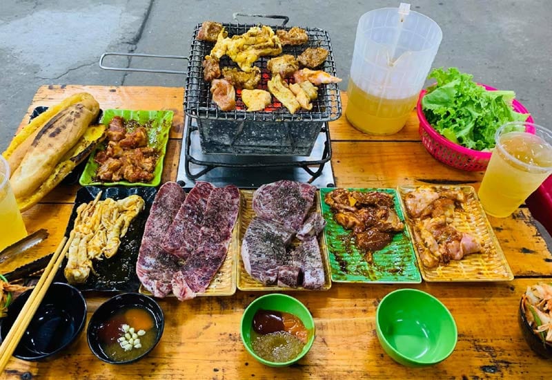 Nguyên liệu nướng đa dạng tại quán 66 ven Hồ Tây