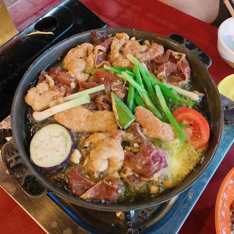 Bò nầm nướng chảo gang đặc trưng tại quán Bà Hoa