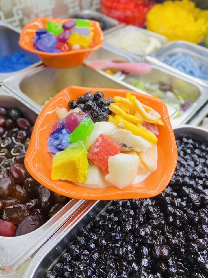 Các món ăn vặt đa dạng Hàng Dừa