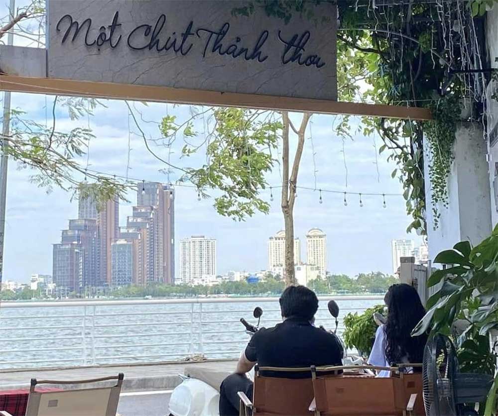 Ban công với tầm nhìn ra hồ tại Quán Trà Thảnh Thơi