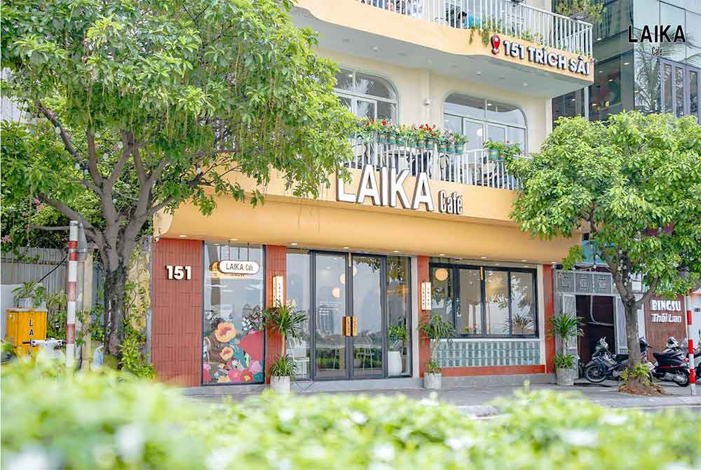 Sân thượng rực rỡ hoa tại Laika Cafe nhìn ra Hồ Tây