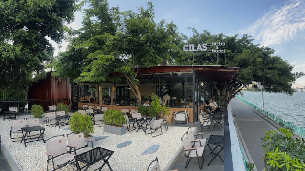 Ban công nhỏ xinh với tầm nhìn ra hồ tại CILAS Coffee & Pastry