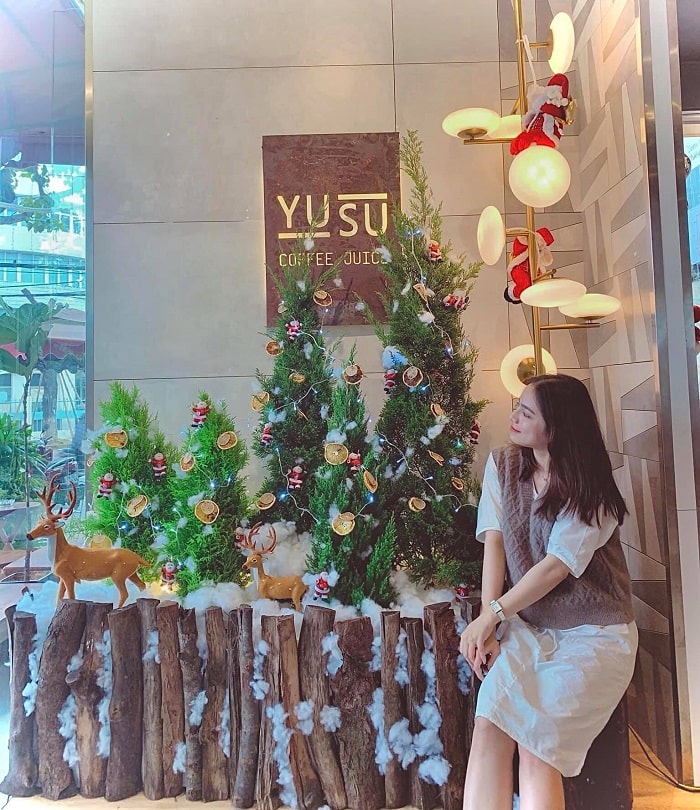 Yusu Coffee trang trí Noel lung linh