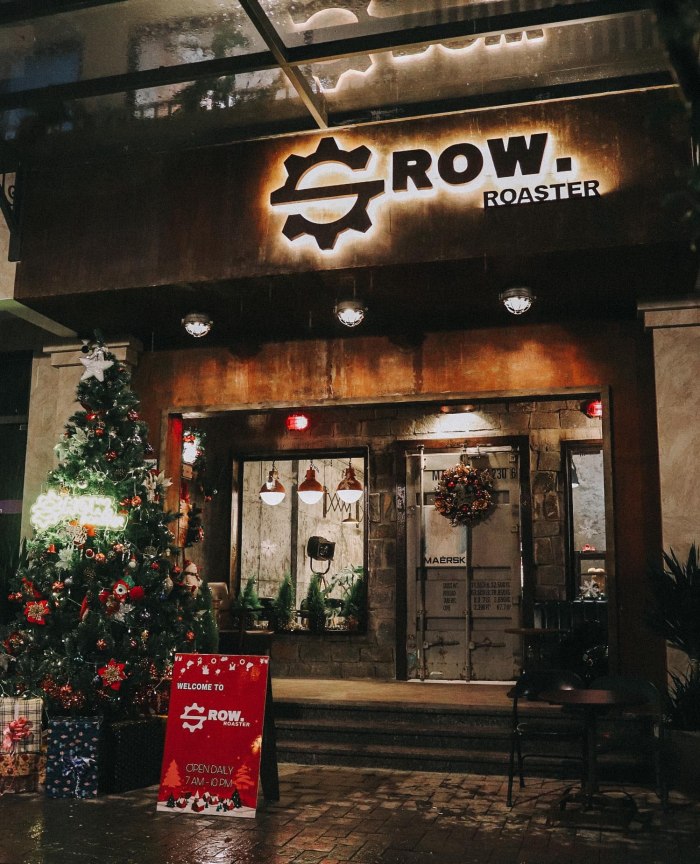 Row.Roaster cafe trang trí Noel chill