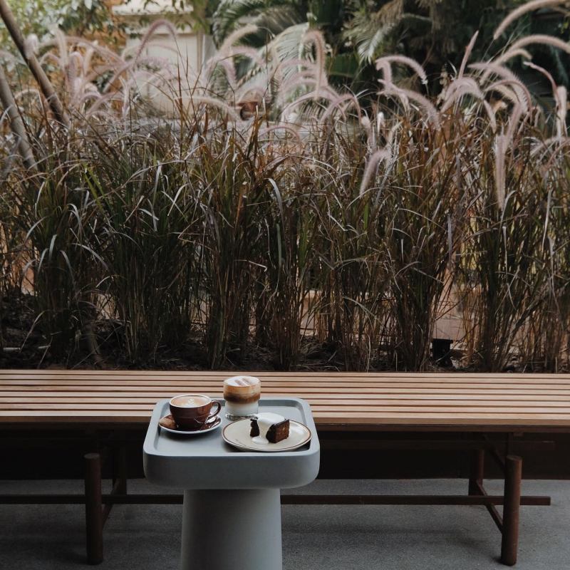 Không gian ngập tràn hoa và ánh sáng tại Bonjour Café