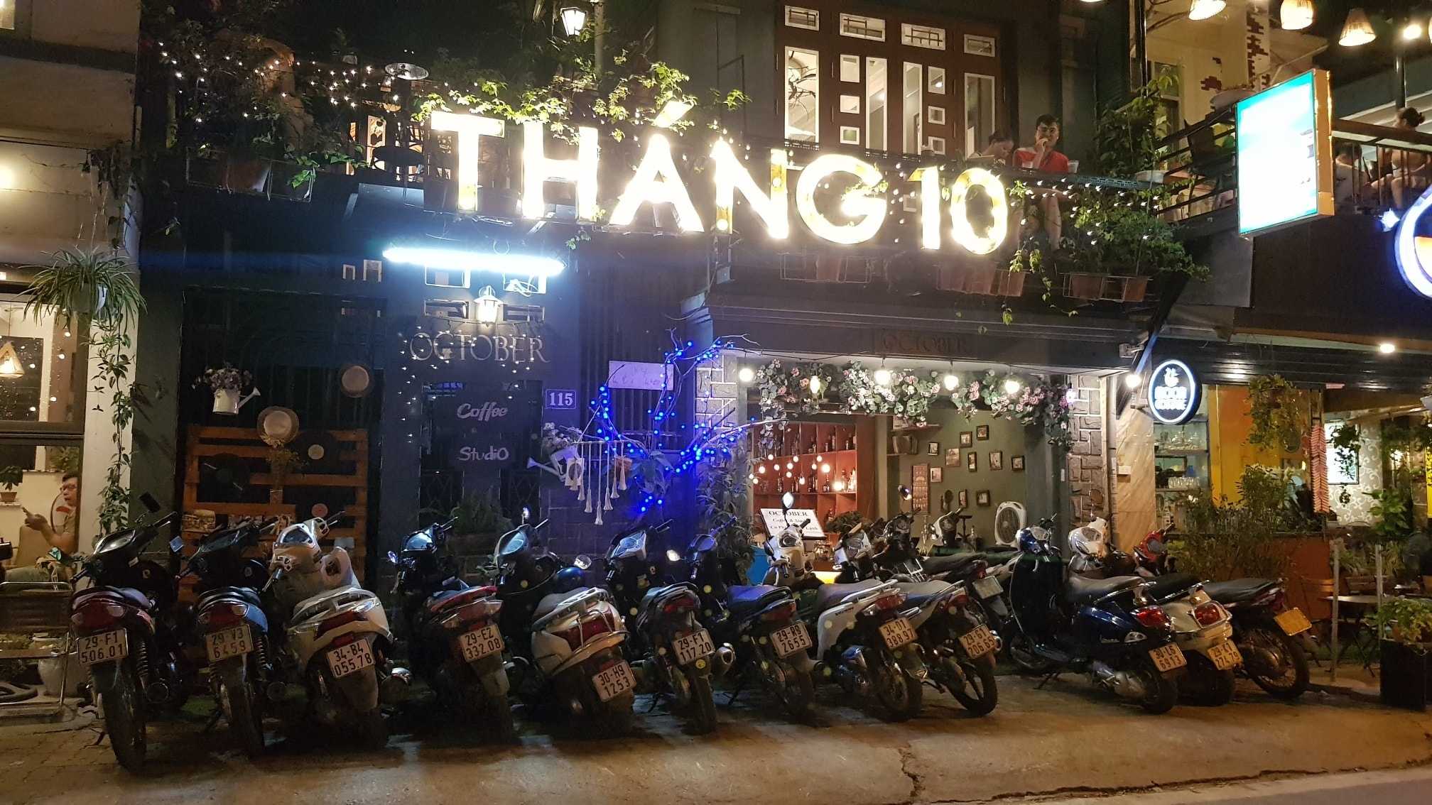Phong cách trang trí hoài niệm tại Quán Tháng Mười