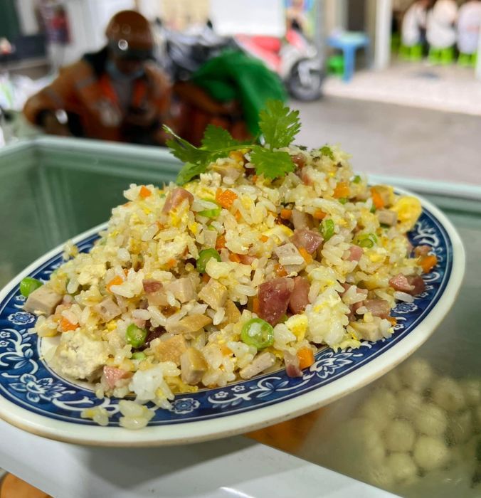 Suất cơm chiên đầy đặn giá bình dân