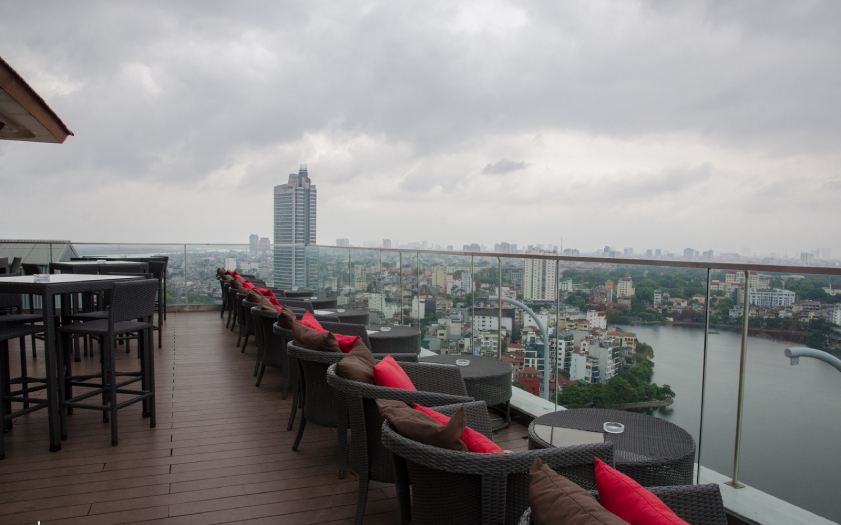 Toàn cảnh Hồ Tây và thành phố từ The Summit Lounge