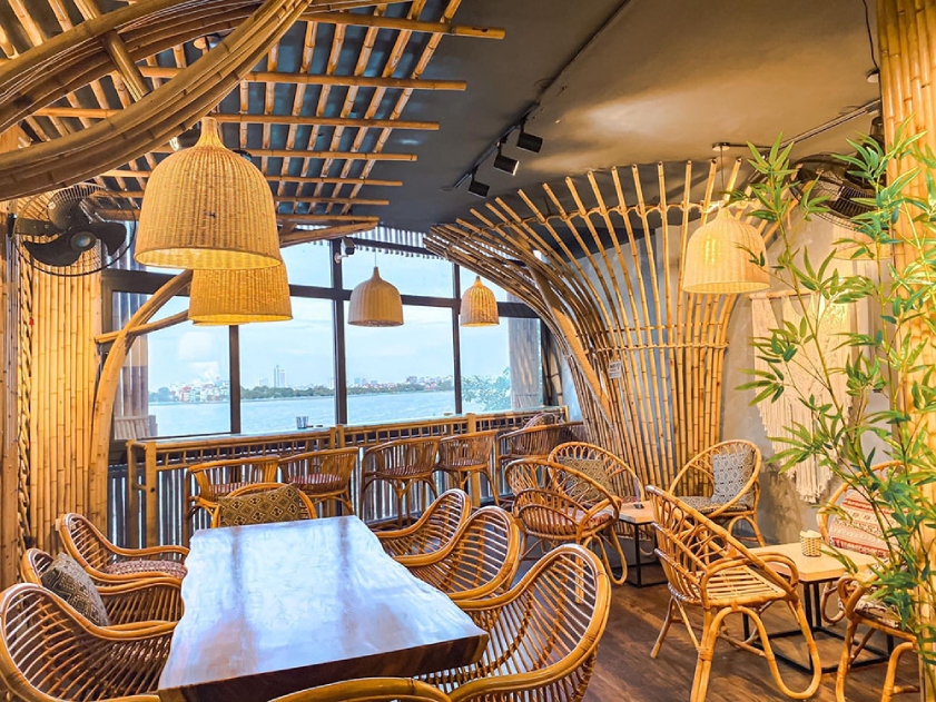 Cây cầu gỗ thơ mộng dẫn ra hồ tại Cafe and More A+