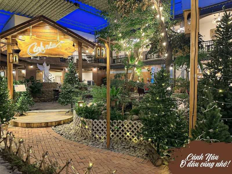 Cánh Nâu Garden Cafe trang trí Giáng sinh xanh mát