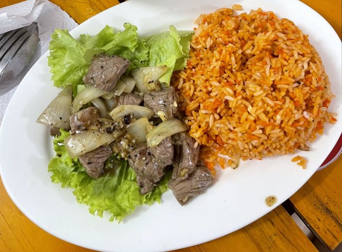 Món cơm gà sốt thái đặc trưng