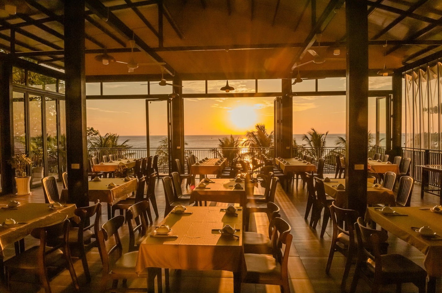 Thưởng thức cơm ghẹ trong không gian sang trọng tại Sun Việt