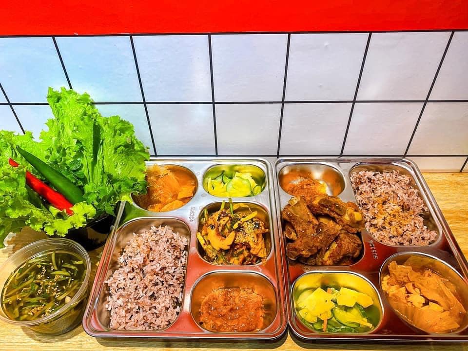 Cơm sườn hầm cay Redhouse