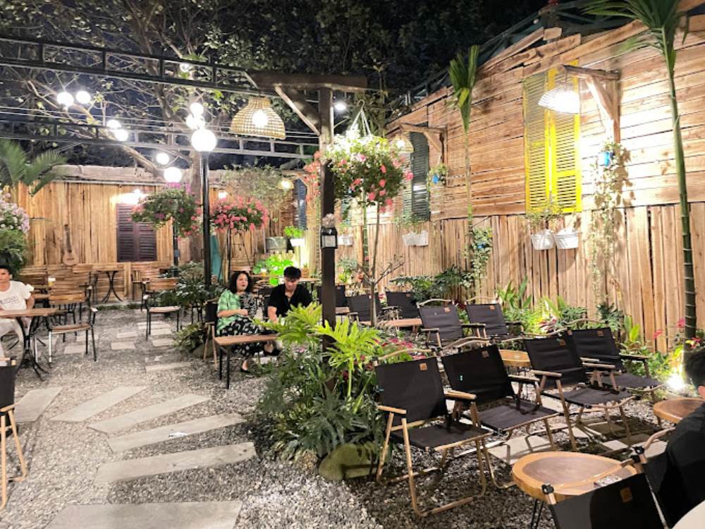 Thiết kế mộc mạc với nhiều cây xanh tại Dom Cafe