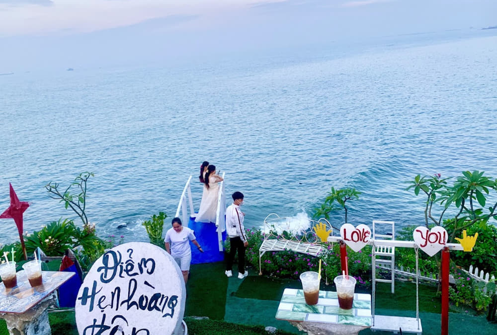 View hoàng hôn đẹp từ Cafe Bé Lùn Quán