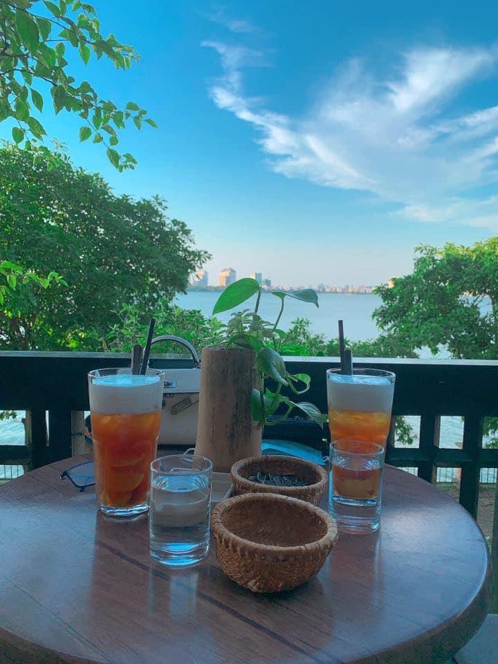 Không gian gỗ trầm ấm và yên tĩnh của Hanoi Roastery