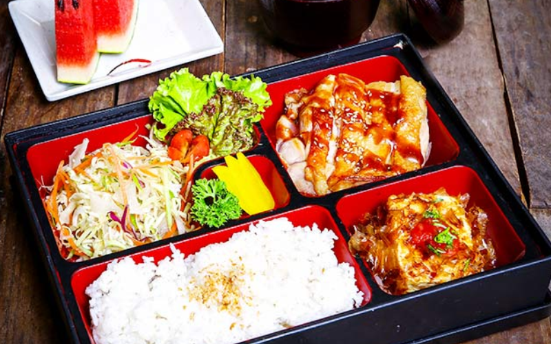 Maneki Neko Deli - Băng chuyền sushi và bento