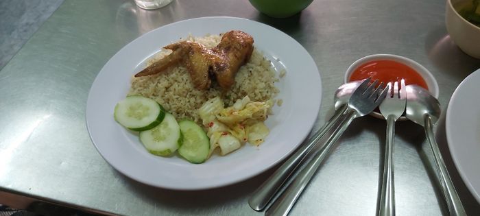 Món cơm gà xối mỡ đặc trưng của quán Anh Vy