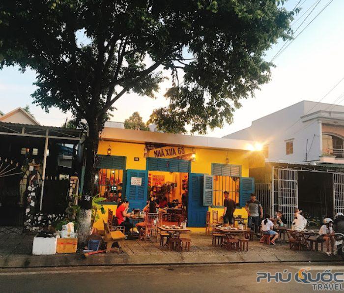 Cơm Nhà Xưa không gian ấm cúng