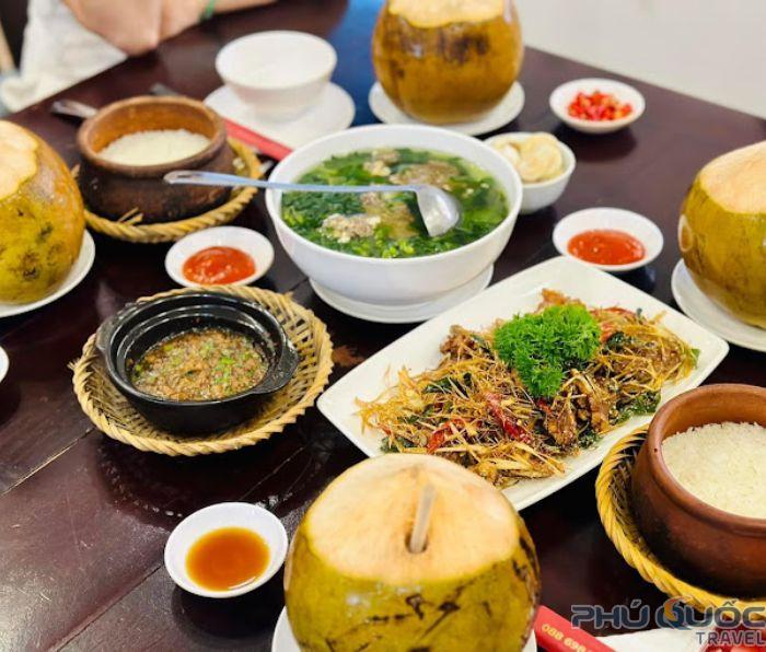 Quán cơm Rơm Vàng không gian hiện đại