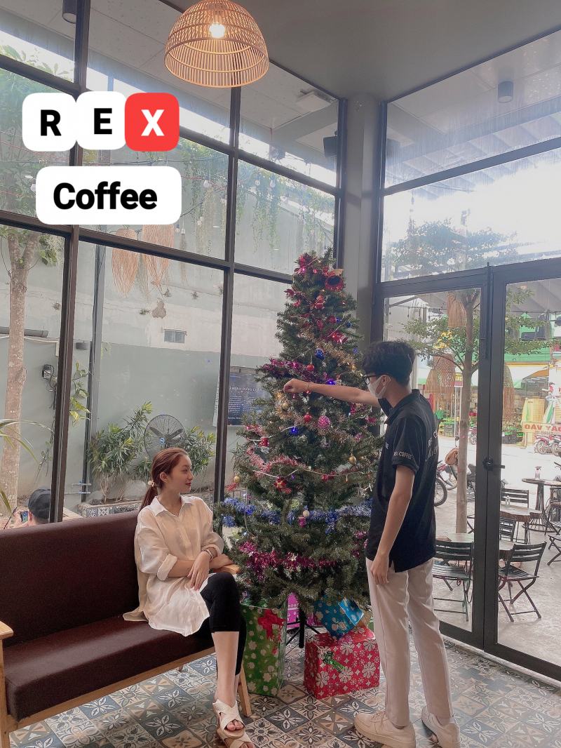 REX Coffee check-in Giáng sinh đẹp