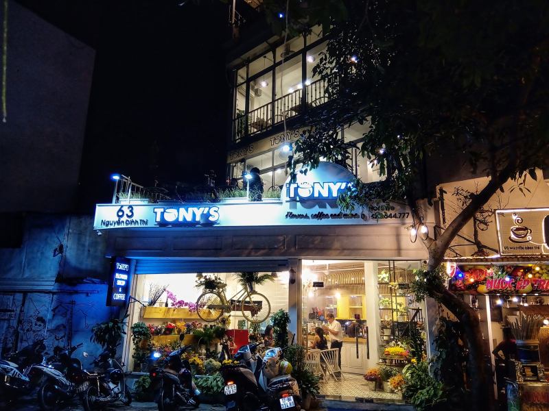 View nhìn ra cả Hồ Tây và Hồ Trúc Bạch từ Tony's Coffee