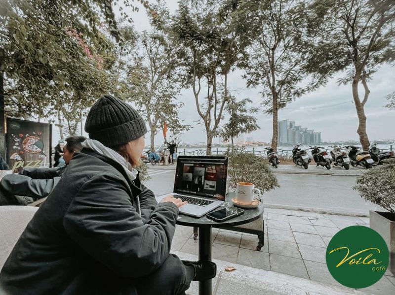 Không gian độc đáo với nhiều đồ trang trí thủ công tại Voila Café