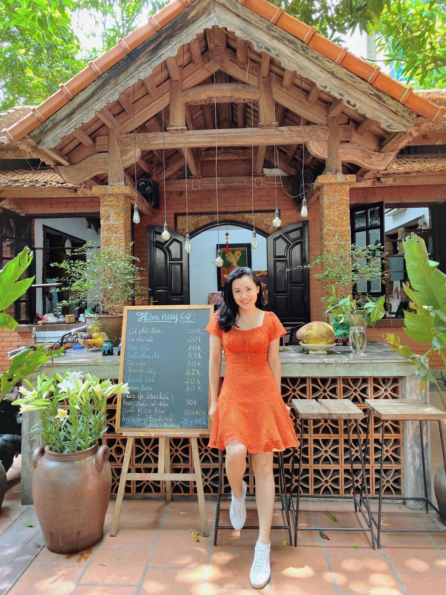 Khuôn viên xanh mát tại Đình Coffee