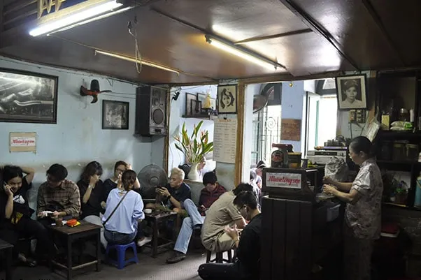 Đinh Café với view nhìn ra Hồ Gươm