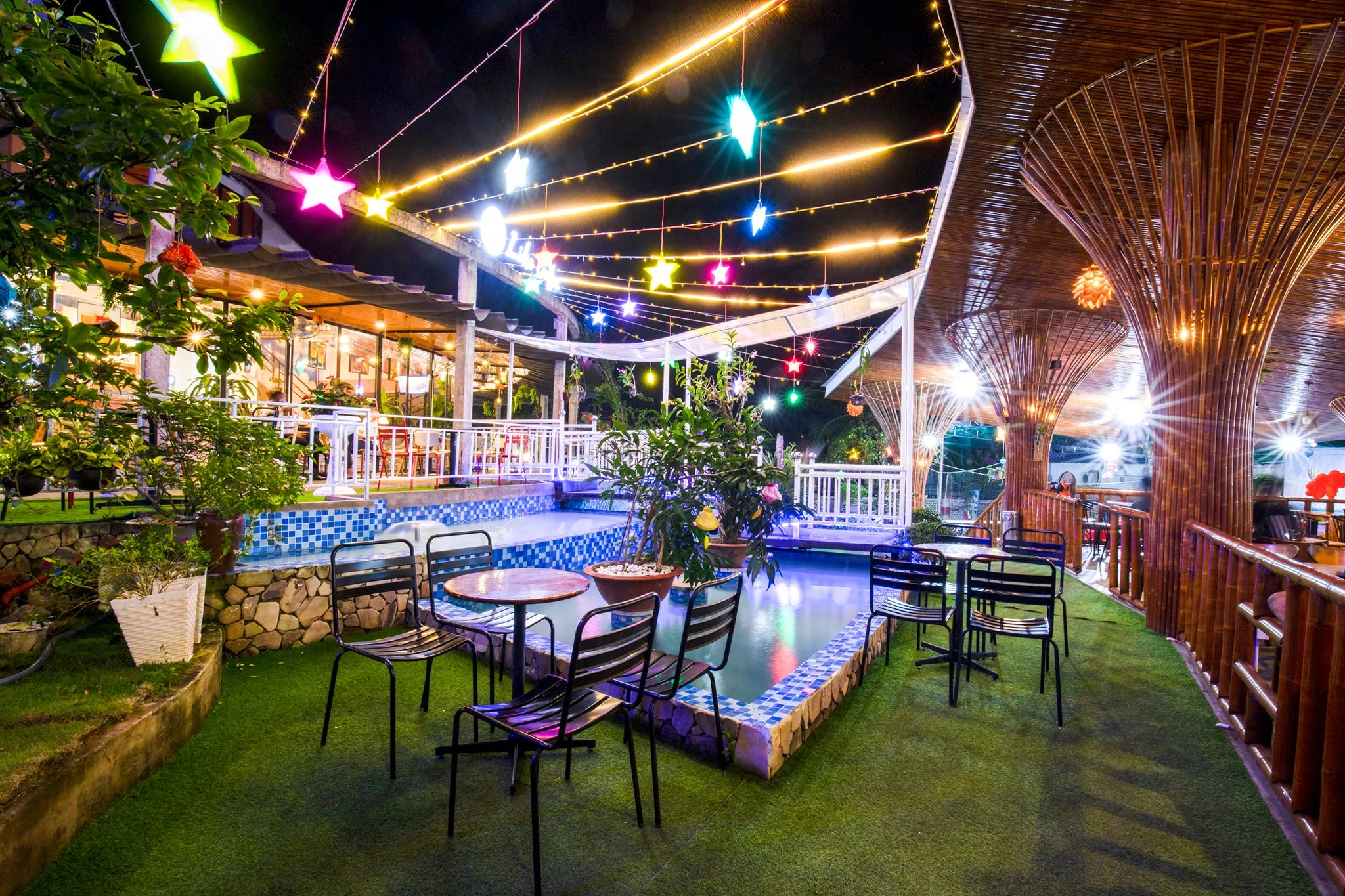 Like Coffee Phú Quốc sân vườn đèn