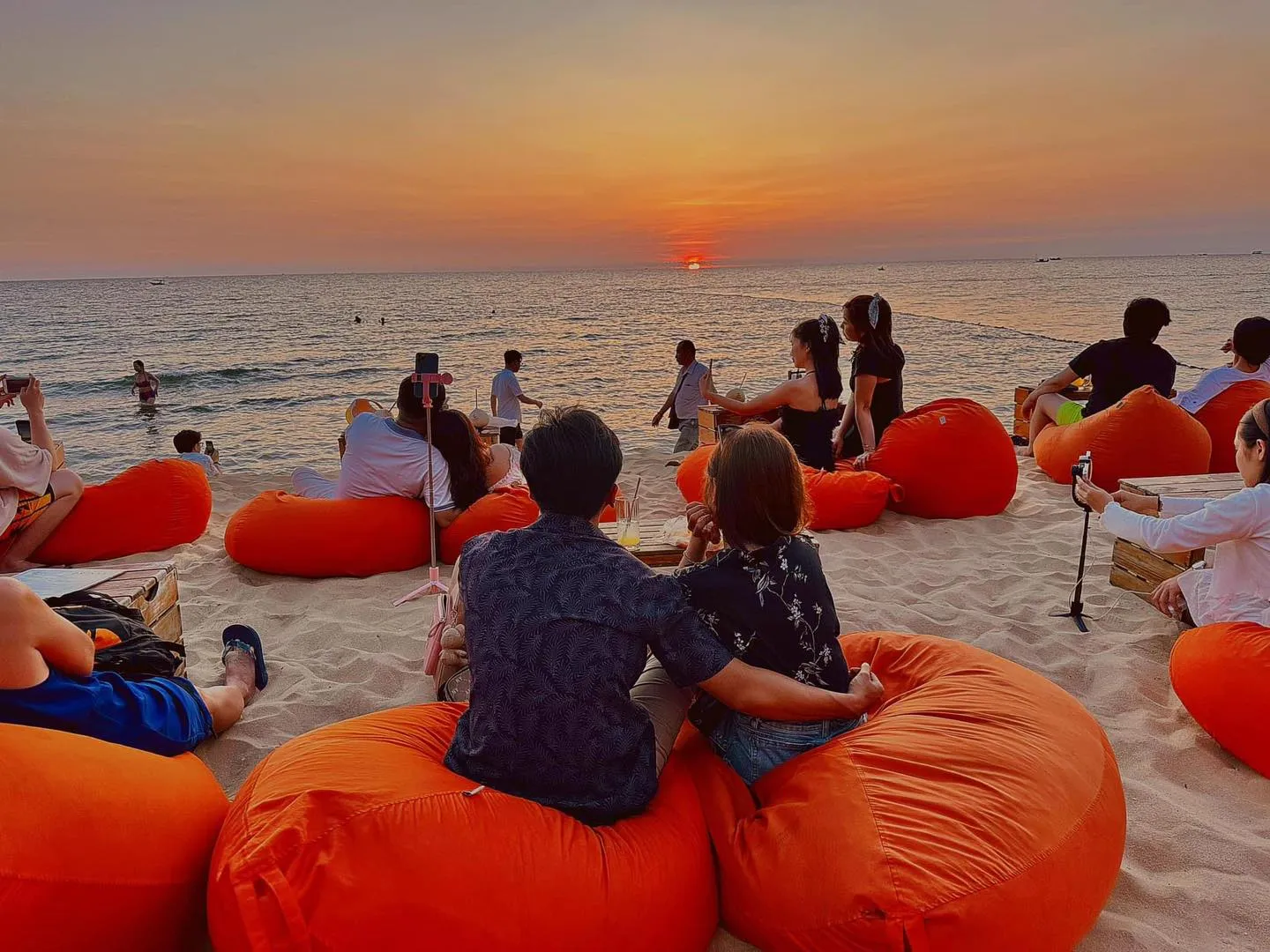 OCSEN Beach Bar Phú Quốc ghế lười cam