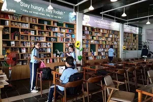 Cafe Đông Tây - cafe sách rộng rãi