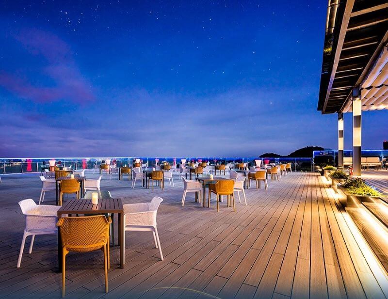 Toàn cảnh vịnh Lan Hạ từ Lan Hạ Sky Bar