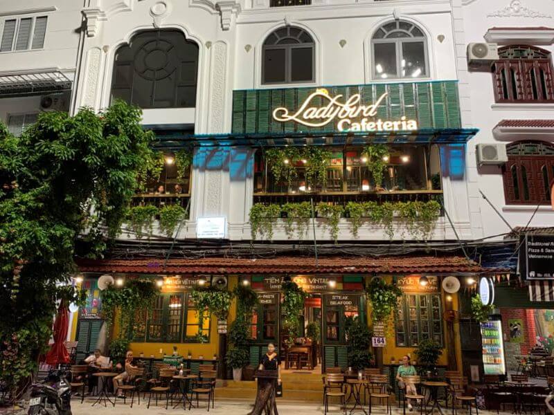 Mặt tiền xinh xắn của Lady Bird Coffee