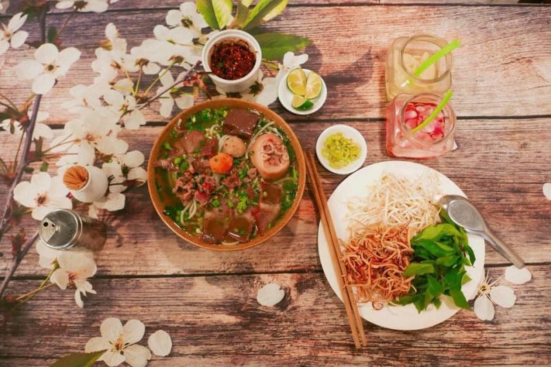 Tô bún bò Huế đậm đà đặc trưng tại Ngự Uyển