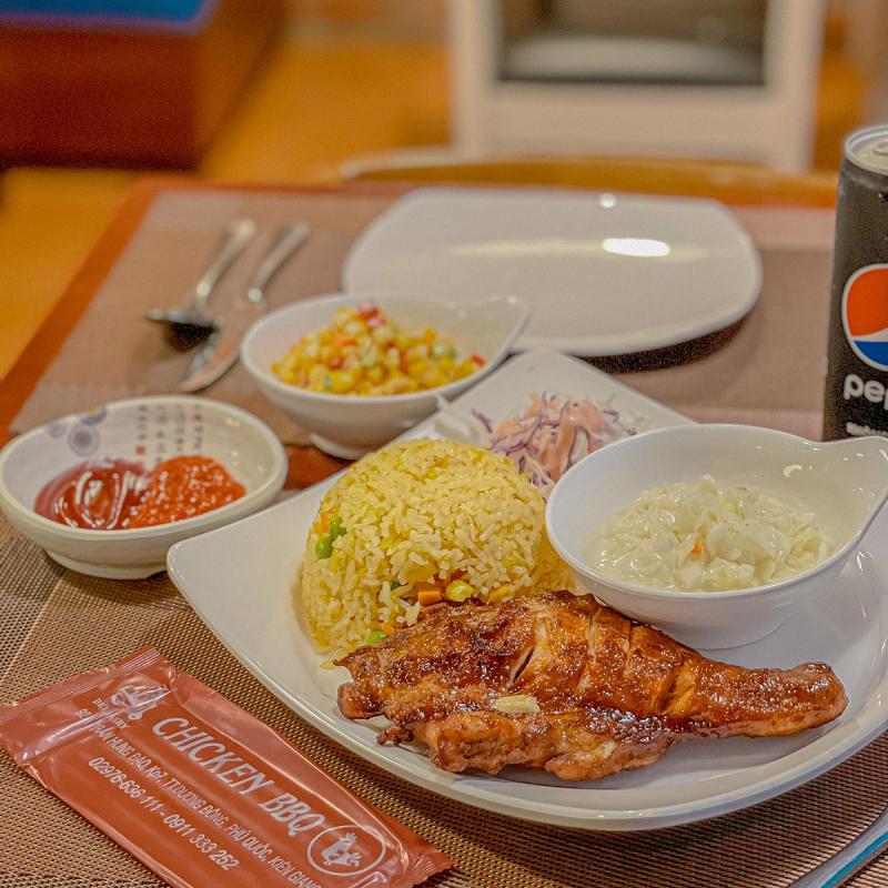 Cơm gà Chicken BBQ Phú Quốc với món cơm kiểu Nhật