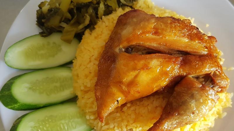 Cơm gà Anh Em với đùi gà to và cơm chiên thơm ngon