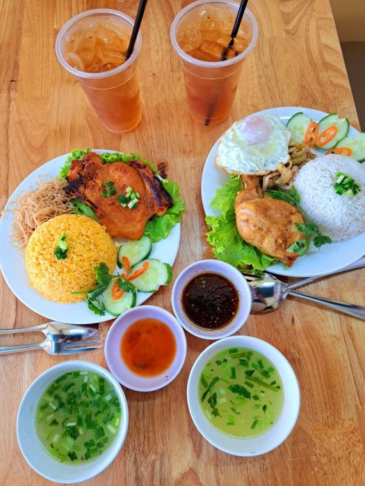 Cơm gà Cô Ba J không gian hiện đại