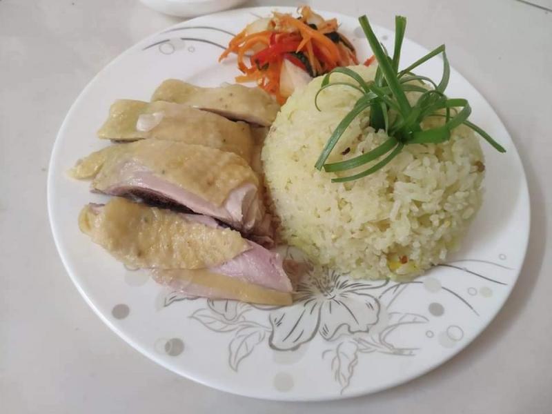 Cơm Gà Hải Nam Bồ Câu Quay Hoàng Kim