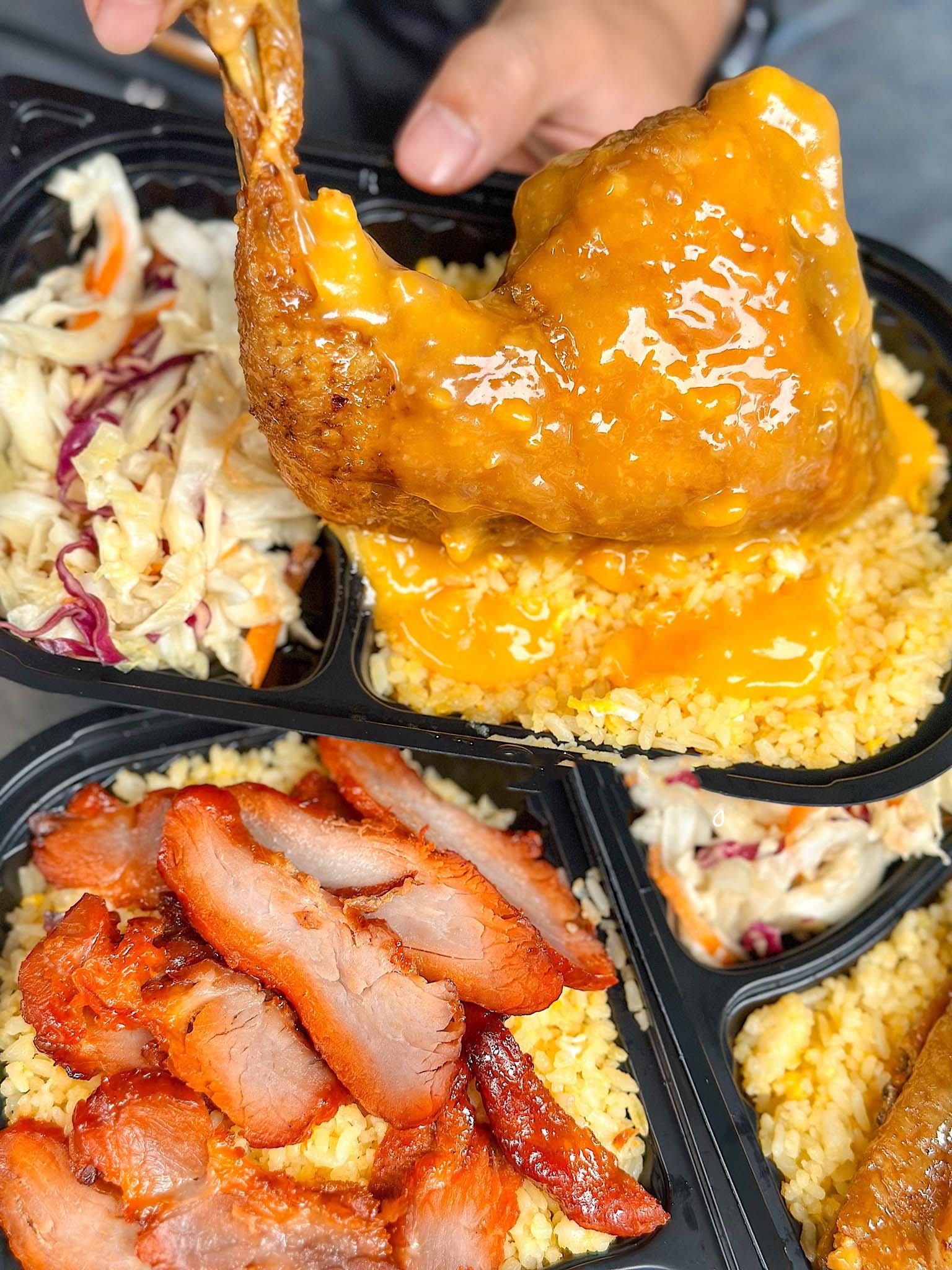 Cơm Gà Ngon Bà Hoàng với nước sốt chan đẫm