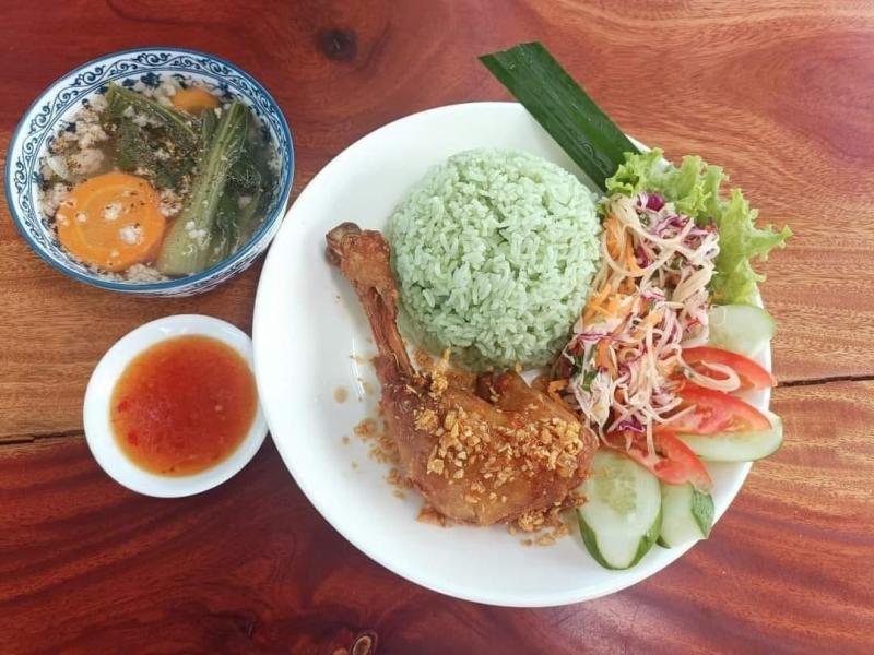 Cơm gà ÔTôKê với đùi gà to giòn tan