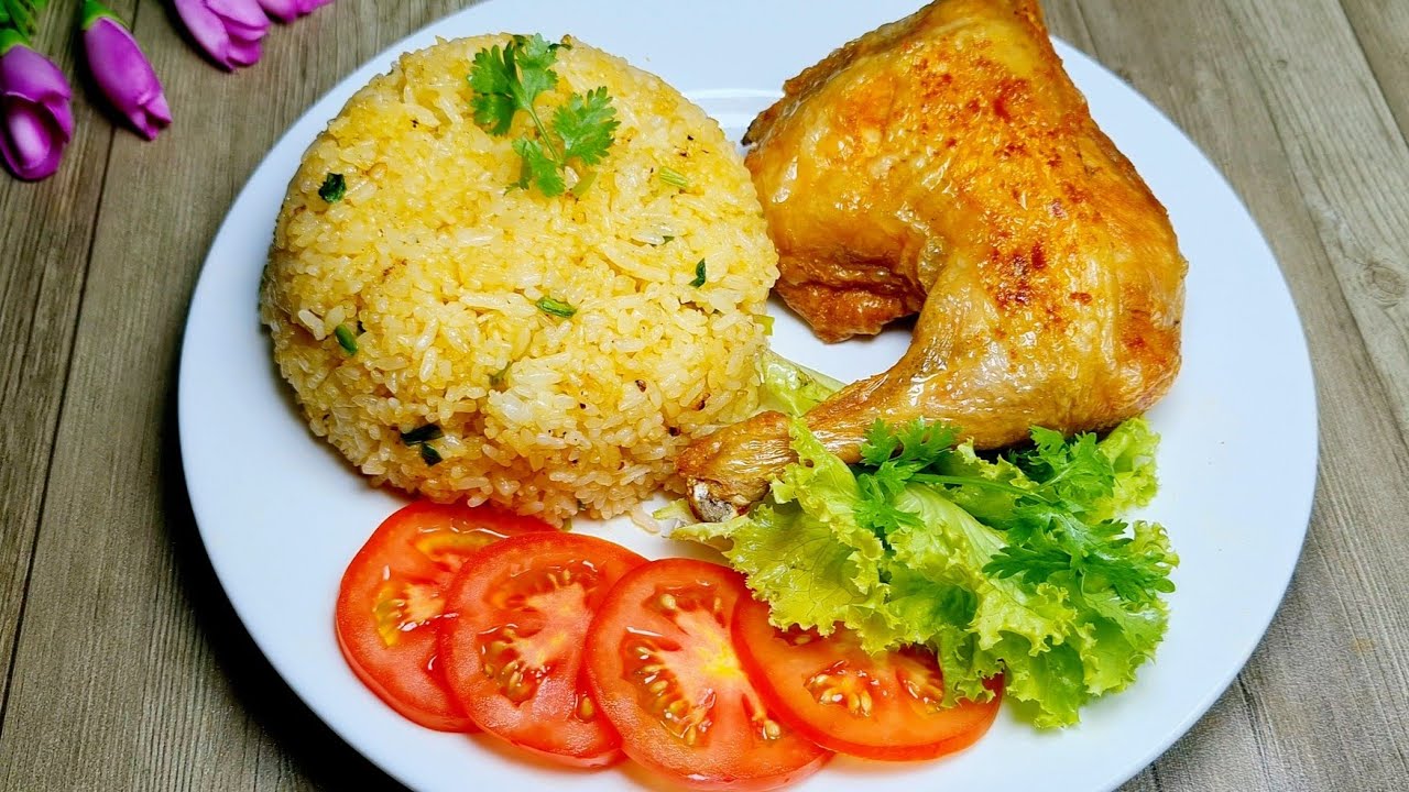 Cơm gà Quang Vinh với topping phong phú đầy đủ