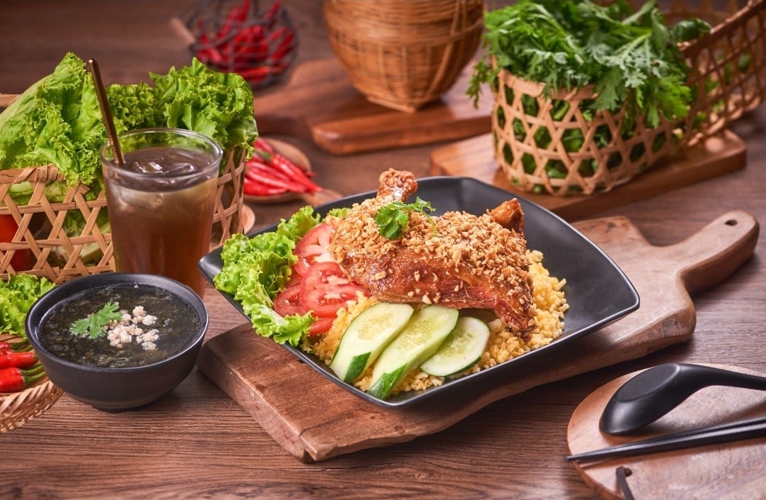 Cơm gà xối mỡ 142 với lớp da vàng giòn rụm