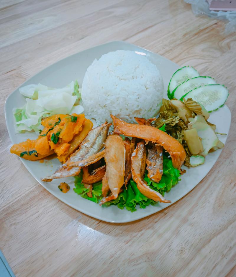 Cơm gà xối mỡ truyền thống phong cách gia đình tại An Nhiên Quán