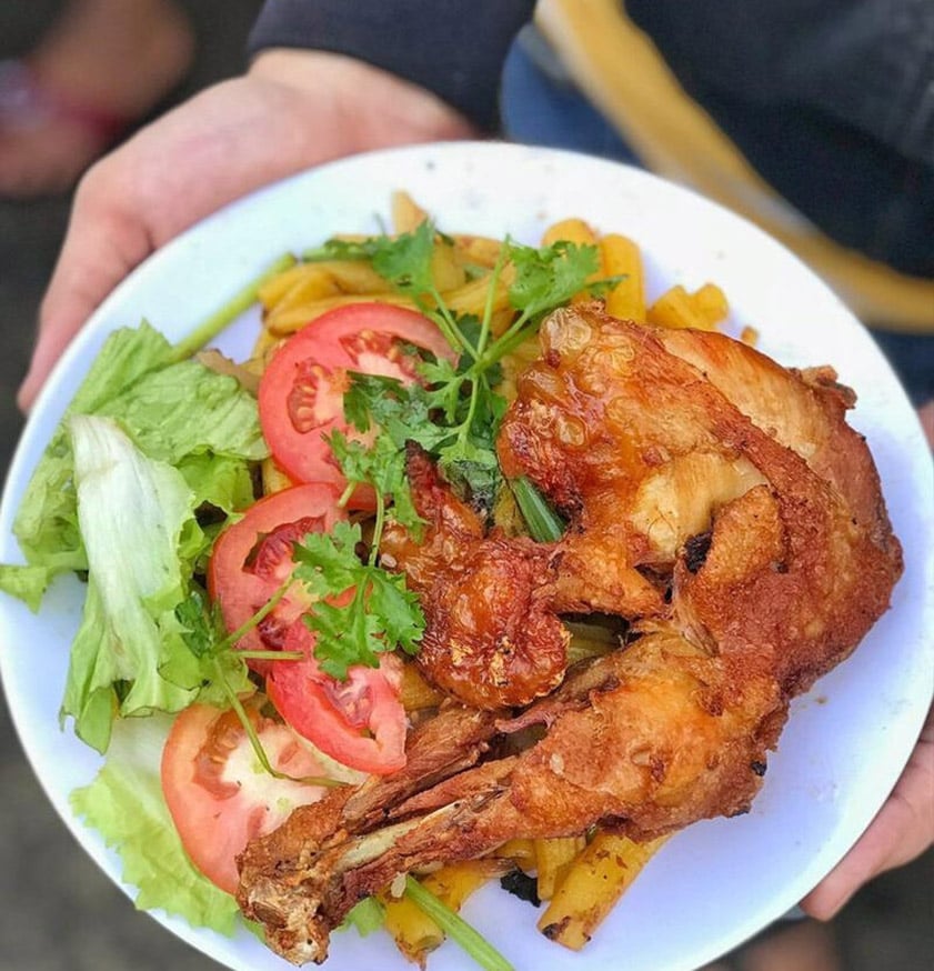 Cơm gà xối mỡ quán Chín phục vụ đến tận đêm khuya